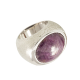 03_IHRSCHMUCK_Artikel_079_Edelsteinring aus 925er Sterlingsilber mit einem Saphir