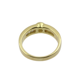 Edler Ring aus 750er Gelbgold mit zentriertem, großem Brillanten umgeben von Baguette Diamanten