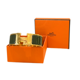 01_IHRSCHMUCK_Hermès Clic H Armreif, Farbe: racing green in Gelbgold Farbe, Größe: 2,00cm