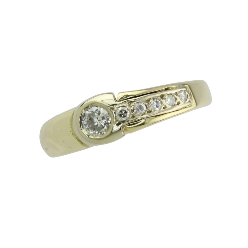 01_IHRSCHMUCK_Asymmetrischer Gelbgoldbandring mit Brillanten und Diamanten in 585er Gelbgold