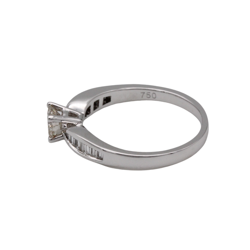 05_IHRSCHMUCK_Solitär Verlobungsring Vorsteckring, 750er Weißgold, Brillant round cut und Diamanten Seitlich