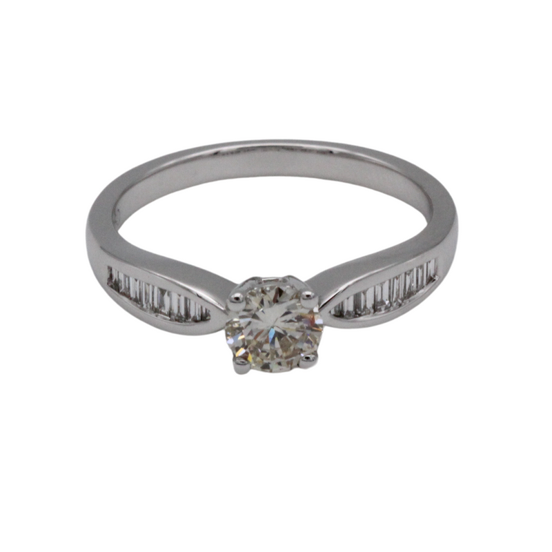 08_IHRSCHMUCK_Solitär Verlobungsring Vorsteckring, 750er Weißgold, Brillant round cut und Diamanten Seitlich