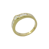 Edler Ring aus 750er Gelbgold mit zentriertem, großem Brillanten umgeben von Baguette Diamanten