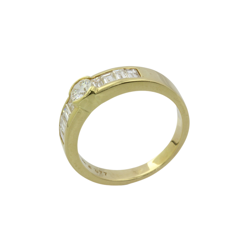 Edler Ring aus 750er Gelbgold mit zentriertem, großem Brillanten umgeben von Baguette Diamanten