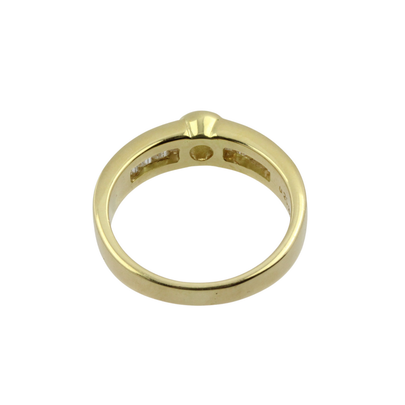 Edler Ring aus 750er Gelbgold mit zentriertem, großem Brillanten umgeben von Baguette Diamanten