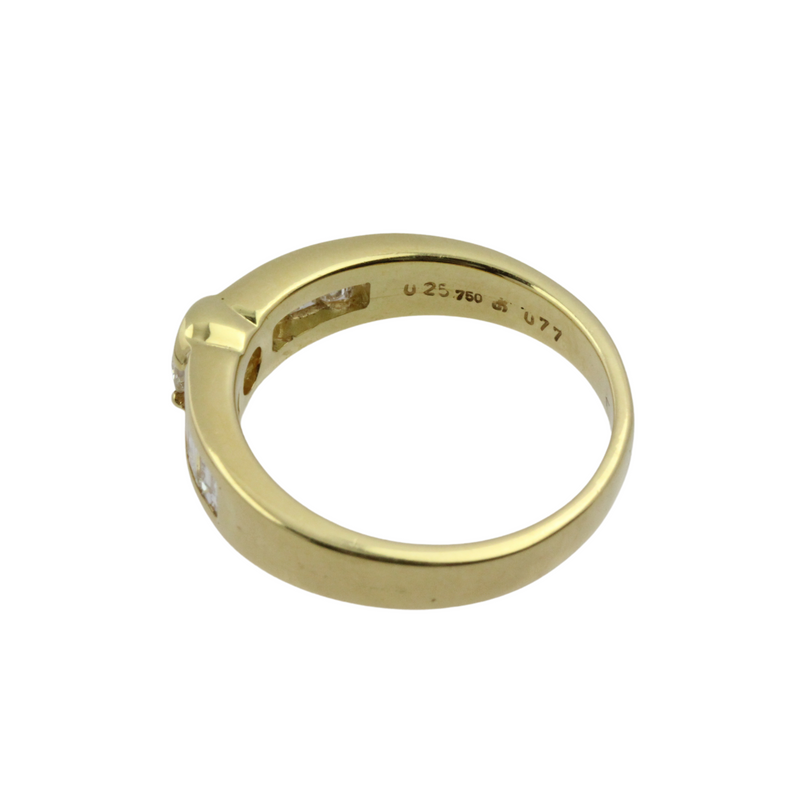 Edler Ring aus 750er Gelbgold mit zentriertem, großem Brillanten umgeben von Baguette Diamanten